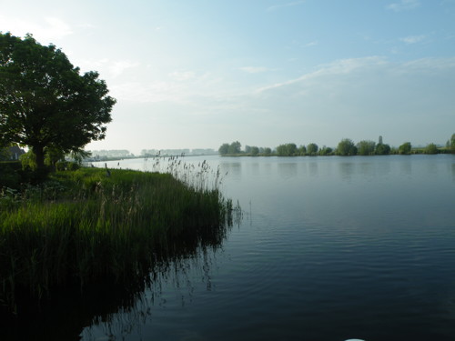 Foto van water met groene oevers