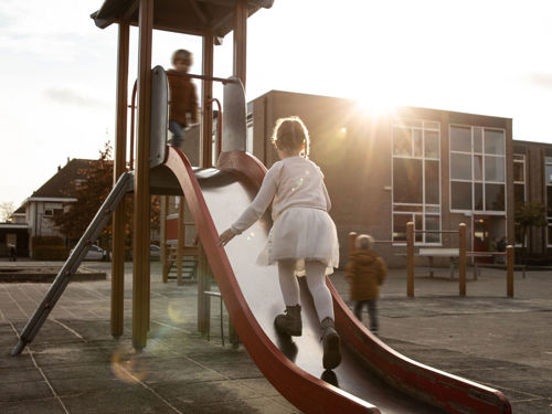 Spelende kinderen in een speeltuin.